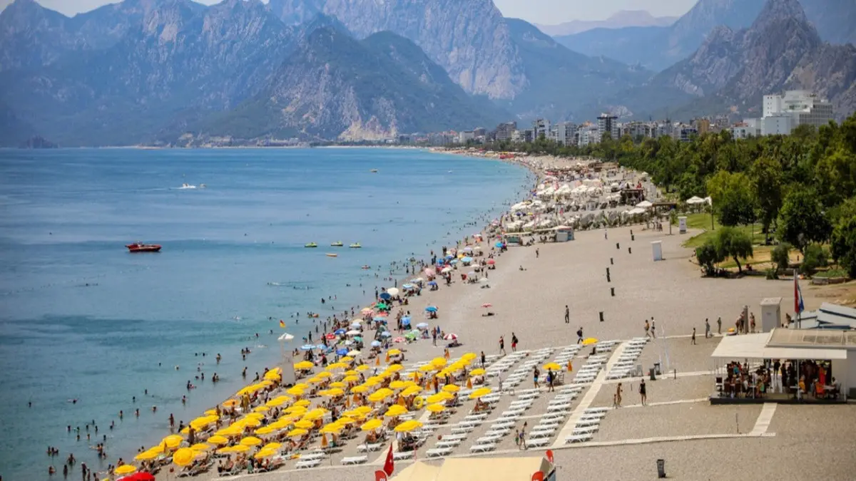 Antalya’da Rekor Nem Kabusu: Sıcaktan Bunalanlar Sahillere Akın Etti