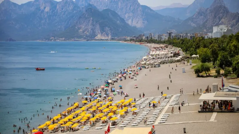 Antalya’da Rekor Nem Kabusu: Sıcaktan Bunalanlar Sahillere Akın Etti